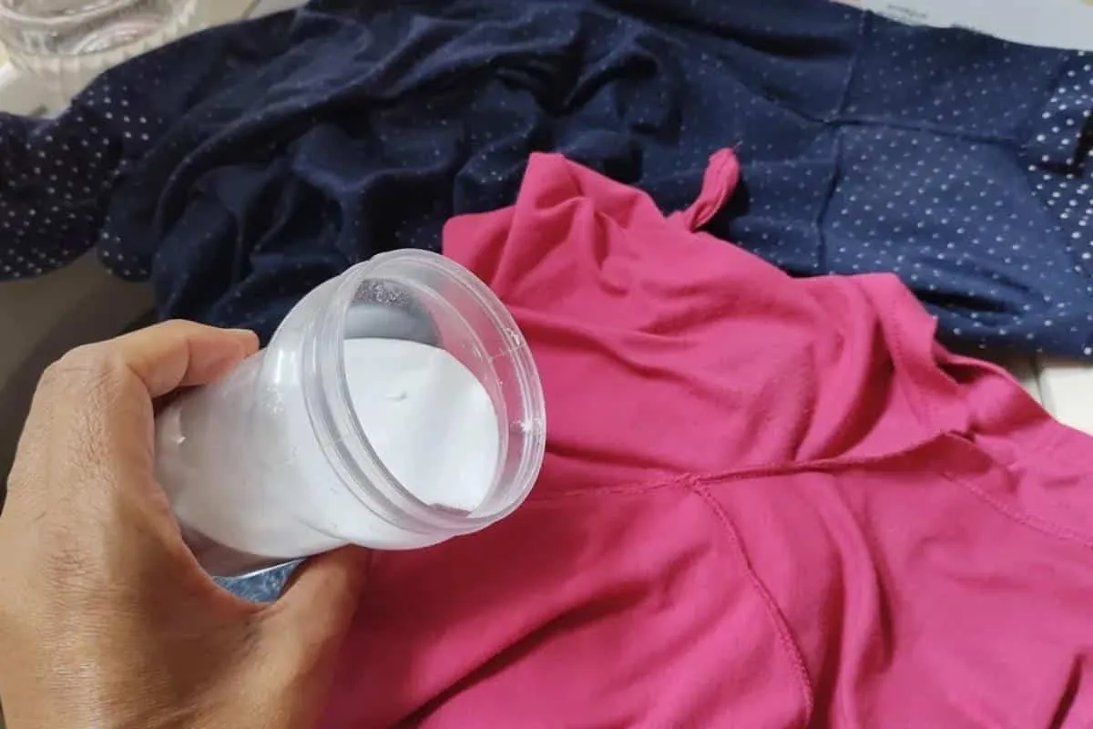 Como tirar cheiro de suor das roupas: segredo de lavanderia
