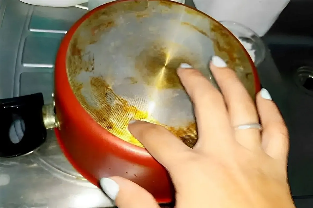 Como tirar gordura da panela sem fazer esforço usando 2 ingr