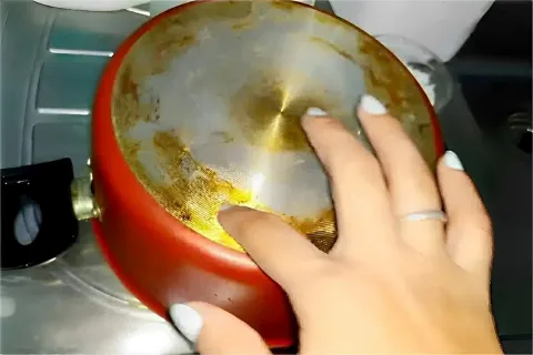 Como tirar gordura da panela usando apenas 2 ingredientes e 