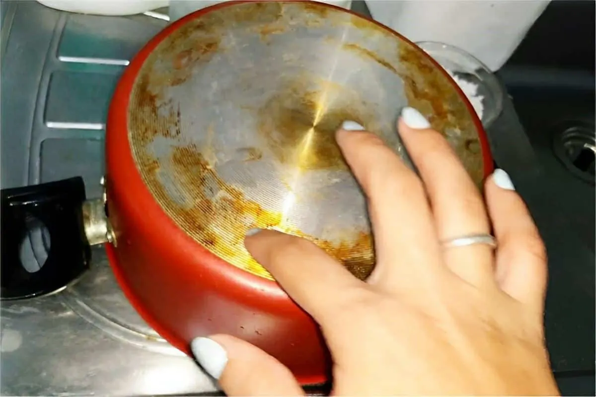 Como tirar gordura de panela sem palha de aço usando apenas