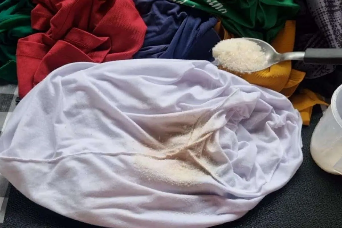Como tirar mancha de desodorante de roupa branca e colorida