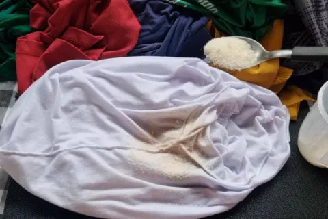 Como tirar mancha de desodorante de roupas brancas e colorid