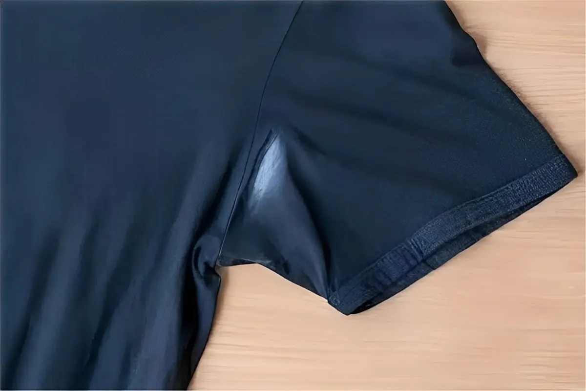 Como tirar manchas de desodorante de roupas pretas usando 2