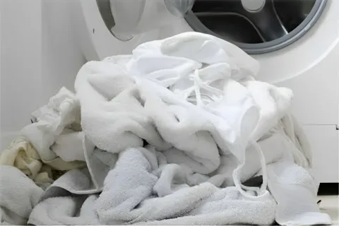Como tirar o amarelado das roupas guardadas no guarda-roupas