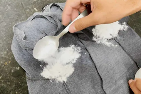 Como tirar o mau cheiro nas axilas das roupas usando apenas 
