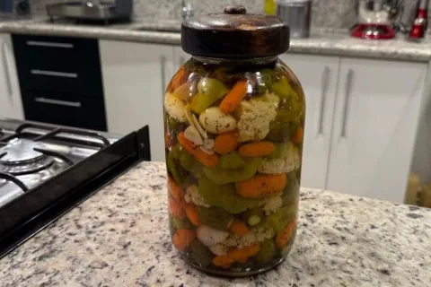 Conserva de legumes caseira fácil de preparar, um acompanham