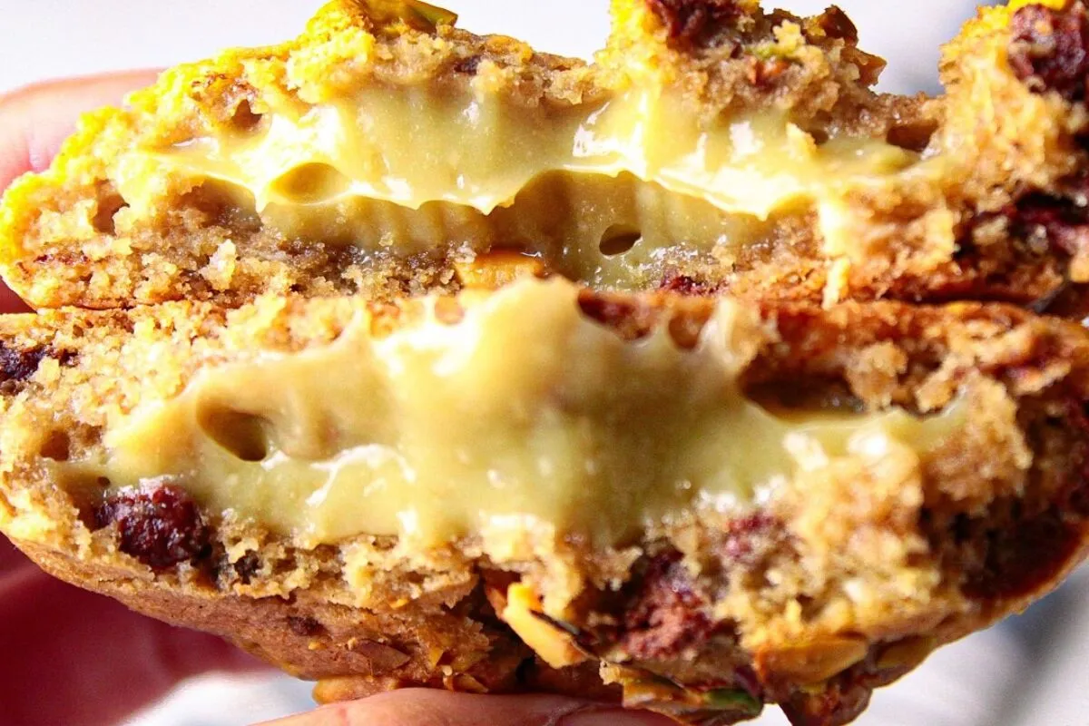 Cookie de pistache gigante e macio para comer o dia todo de