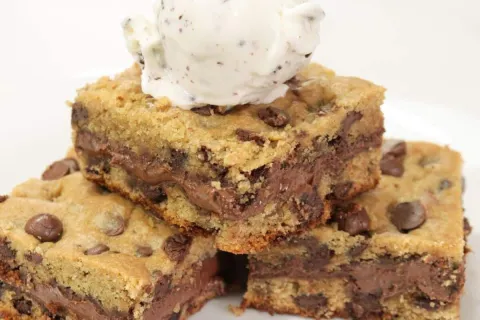 Cookie de travessa que já sai recheado do forno, para você s