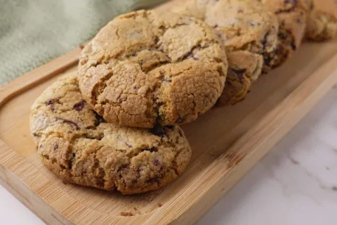 Cookies sem glúten com gotas de chocolate super crocantes po
