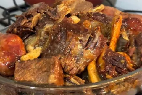 Costela assada na panela de pressão com linguiça, feita de u