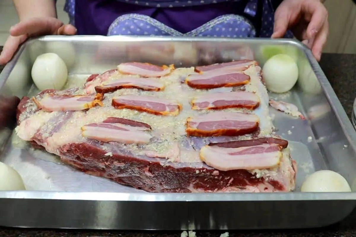 Costela assada no forno de um jeito que desmancha e solta do