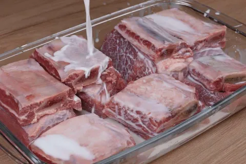 Costela assada no forno: esse é o melhor jeito de fazer desm