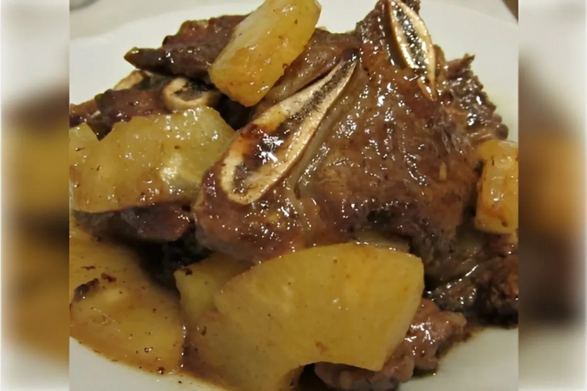 Costela bovina com molho de abacaxi um prato de restaurante