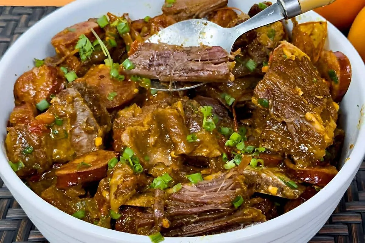 Costela com linguiça ela solta sozinha do osso de tão macia