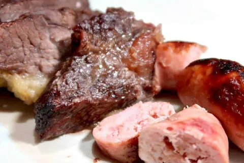 Costela com linguiça na panela de pressão parece churrasco e