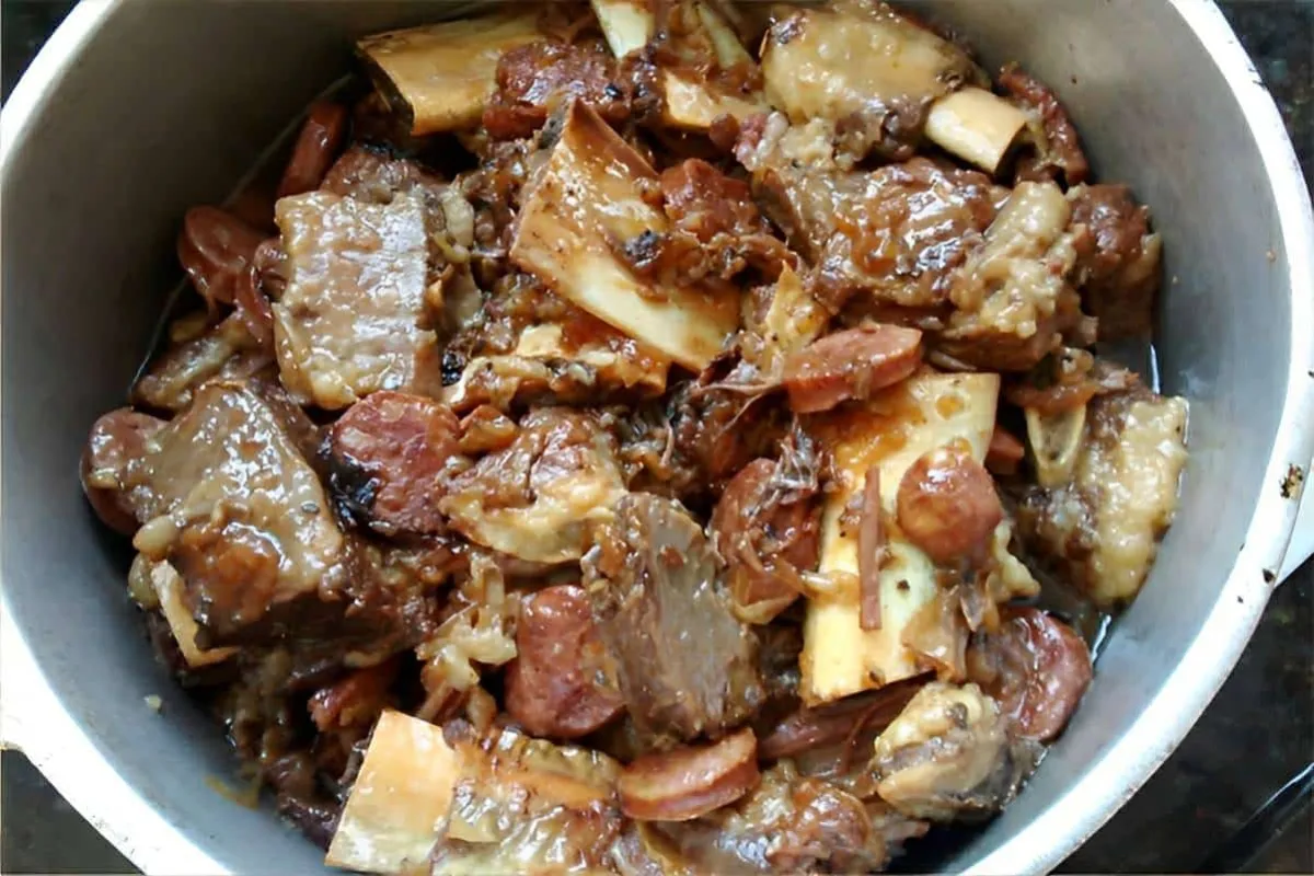Costela na panela de pressão com linguiça um almoço ou janta
