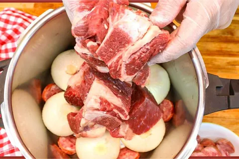 Costela na panela de pressão sem água muito saborosa e feita