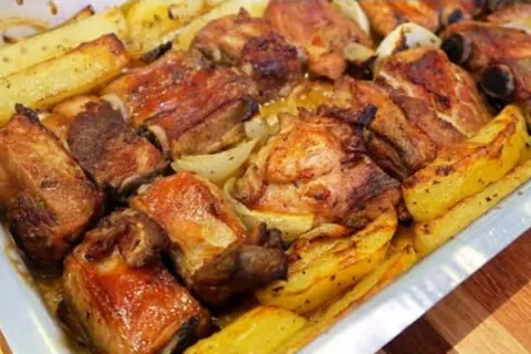 Costelinha de porco assada bem suculenta e douradinha, com a