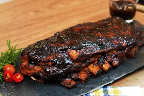 Costelinha de porco assada com molho barbecue que sai forno 