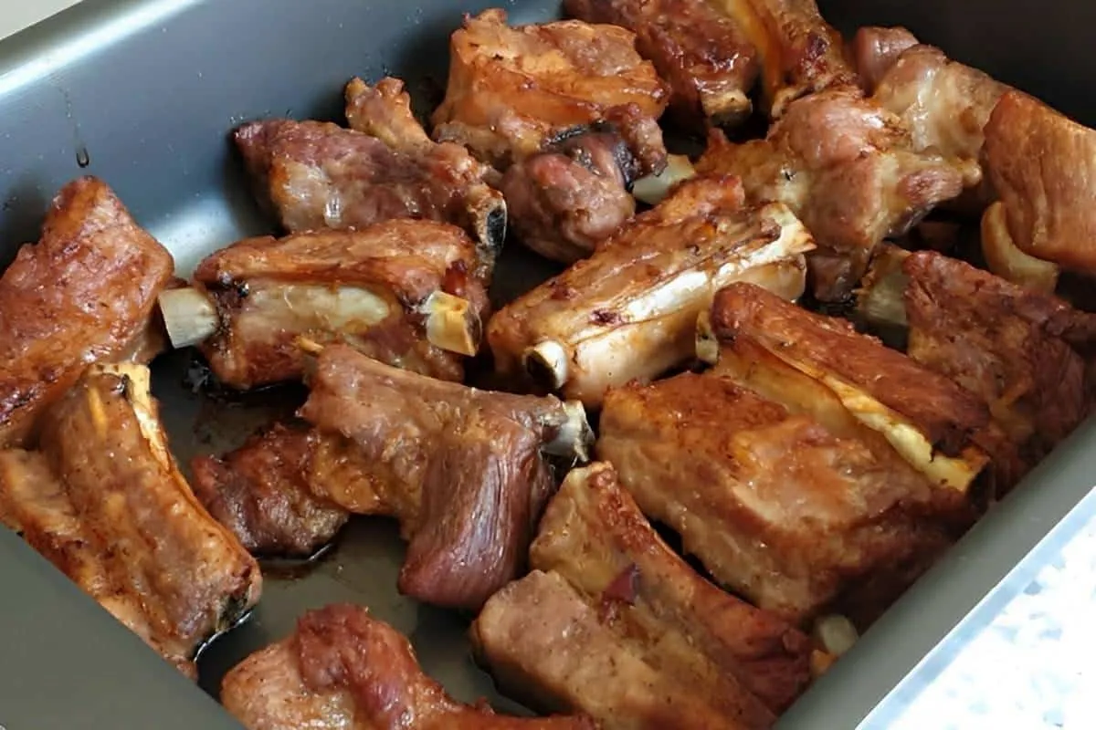 Costelinha de porco assada no forno em apenas 15 minutos mui