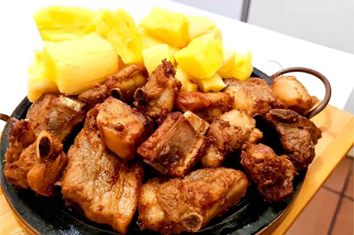 Costelinha de porco com mandioca um almoço da roça para sua