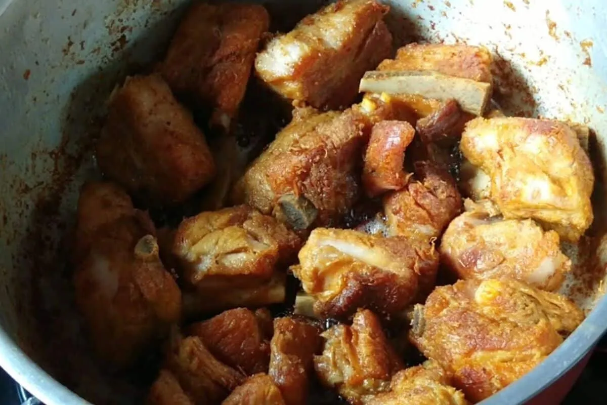 Costelinha de porco macia, dourada e bem suculenta, um prato