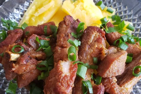 Costelinha de porco, que fica muito suculenta e soltando do 