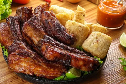 Costelinha mineira de boteco com mandioca, feita de um jeito