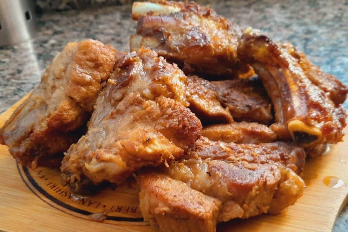 Costelinha suculenta e tão macia que desmancha na boca, veja