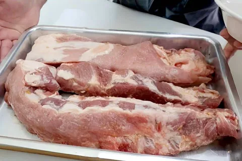 Costelinha suína assada deliciosa é só passar os temperos em