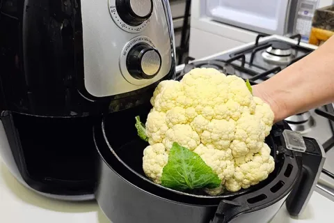 Couve-flor na air fryer, que é fácil de preparar, fica com u
