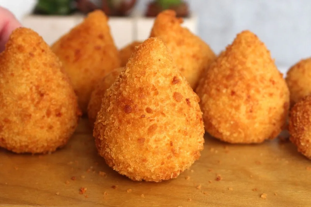 Coxinha com massa de batata deliciosa para servir como salga