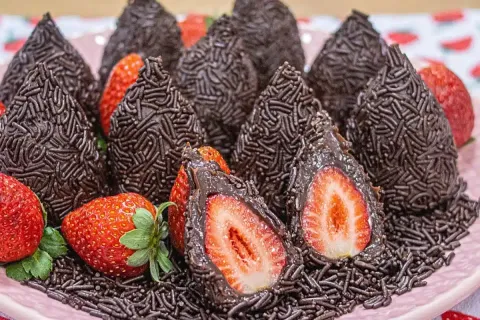Coxinha de brigadeiro com morangos: o doce que une duas paix