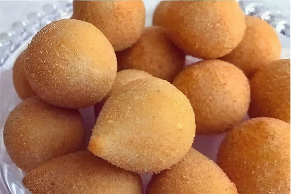 Coxinha de frango com massa de batata macia que desmancha na
