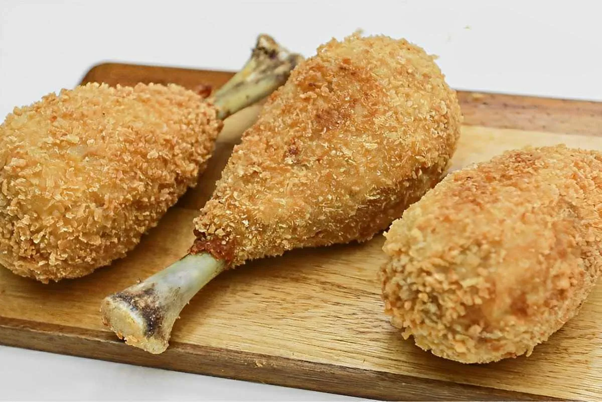 Coxinha muito saborosa usando a coxa de frango inteira fica