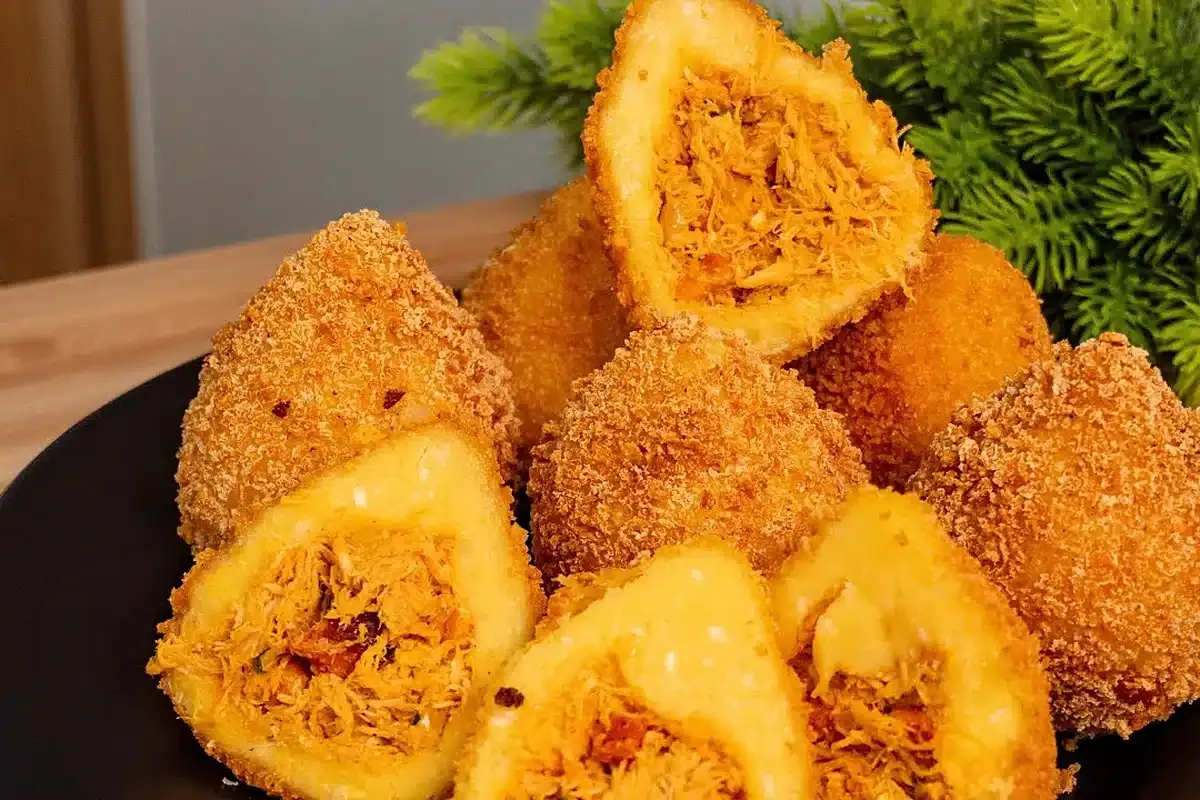 Coxinha sem farinha de trigo feita com massa de mandioca, su