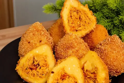 Coxinha sem farinha de trigo feita com massa de mandioca, su