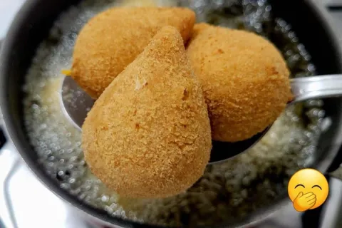 Coxinha sequinha e crocante com uma massa maravilhosa e muit