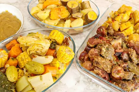 Cozido de carne com legumes delicioso e suculento para a ref