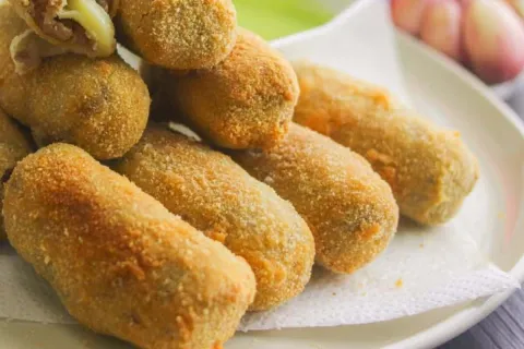 Croquete de carne com queijo derretido por dentro, que fica 