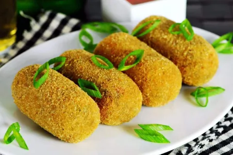 Croquete de carne moída com casquinha crocante igual porção 