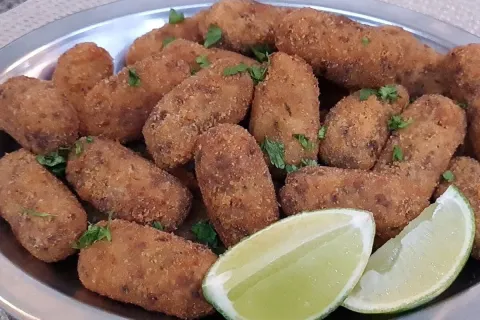Croquete de carne moída de lanchonete sequinho por fora e mo