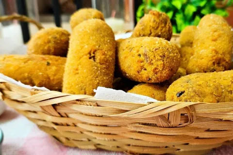 Croquete de carne moída que rende muito e fica com uma casqu