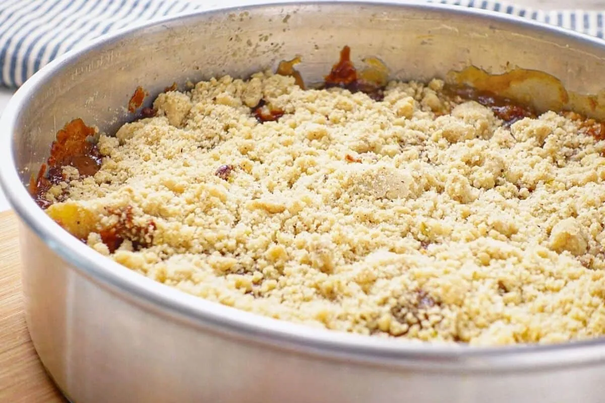 Crumble de banana com doce de leite, uma sobremesa quentinha