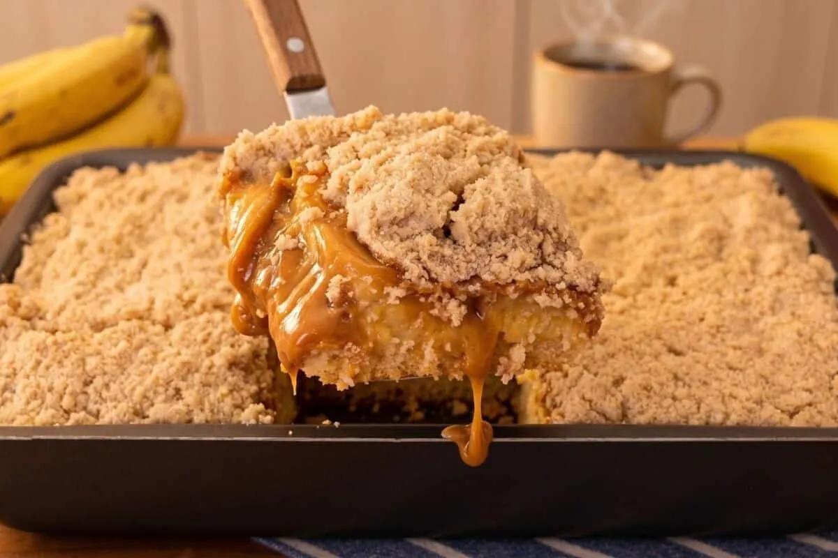 Cuca de banana com doce de leite bem fofinha e com aquela fa