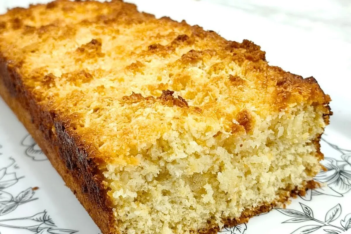 Cuca de coco, uma delícia irresistível com uma cobertura cro