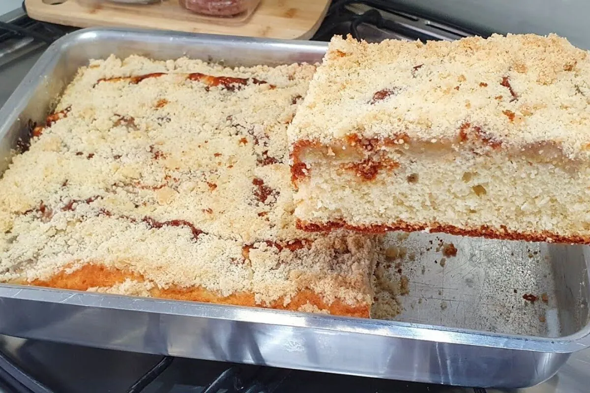 Cuca de doce de leite com banana e farofa crocante para um l