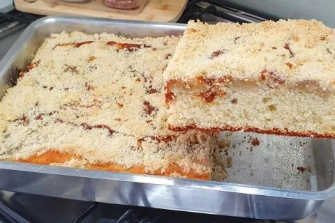 Cuca de doce de leite com banana e farofa crocante para um l