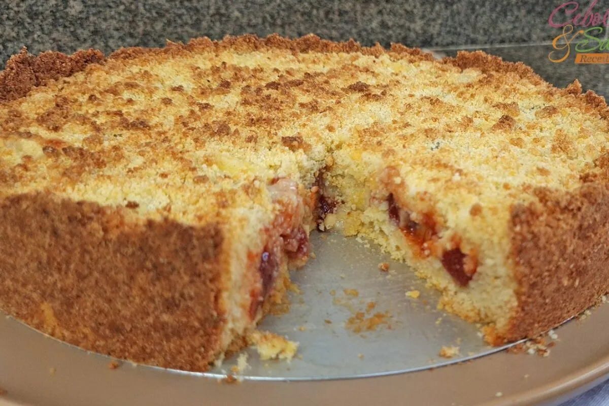 Cuca de Romeu e Julieta combinando queijo com goiabada e uma