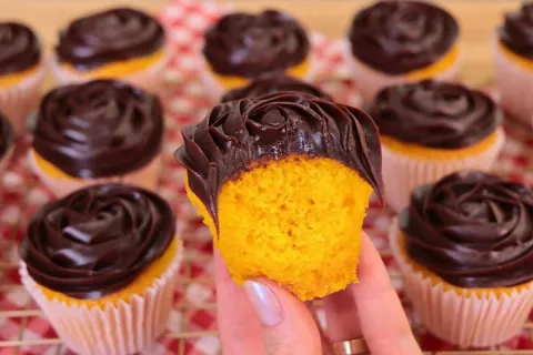 Cupcake de cenoura com brigadeiro super fácil e fofinho para